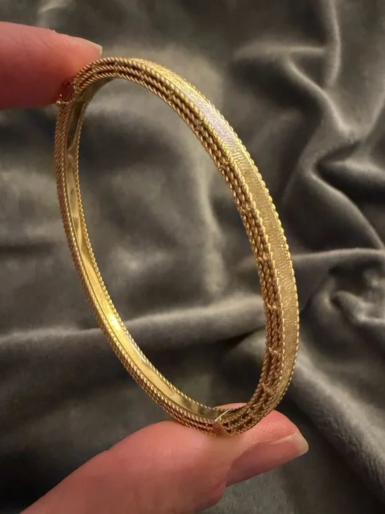 Roberto Coin 18k yellow gold PRINCESS DIAMOND SATIN BANGLE - Picture 4 of 8